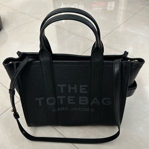 Marc Jacobs The Leather Medium Tote Bag in Black